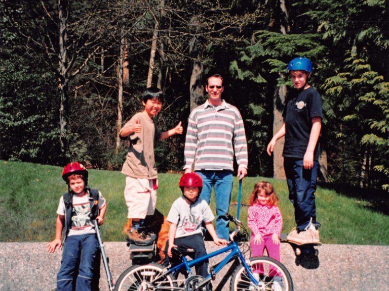 公園で遊ぶ5人の子供たちと