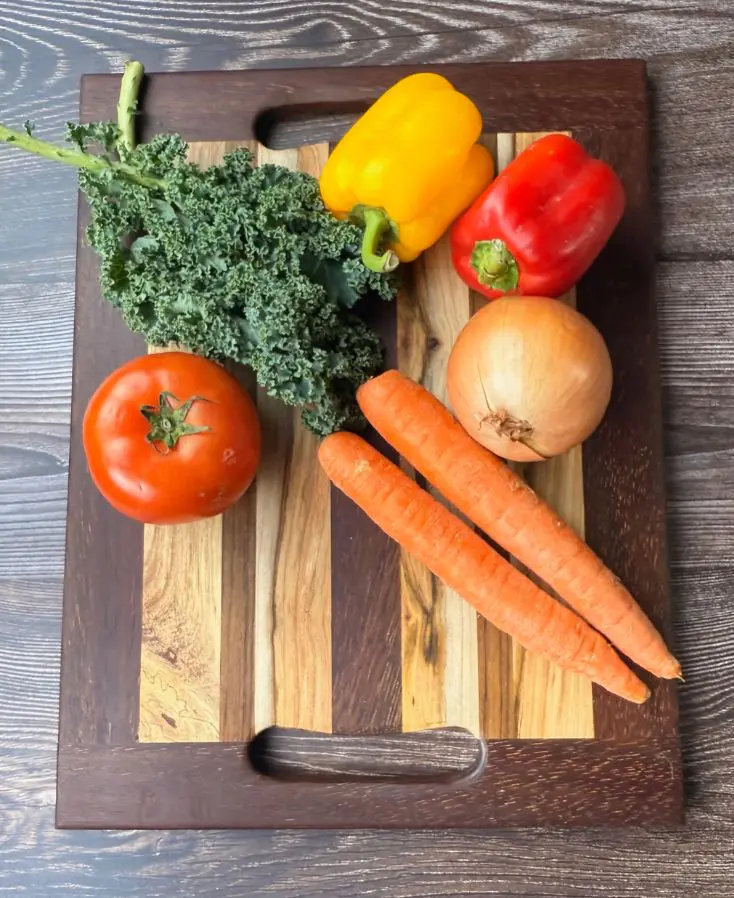 木製のカッティングボードの上に新鮮な食材が並ぶ | レシピと料理