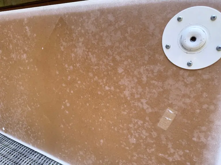 デスク裏に発生した白カビ