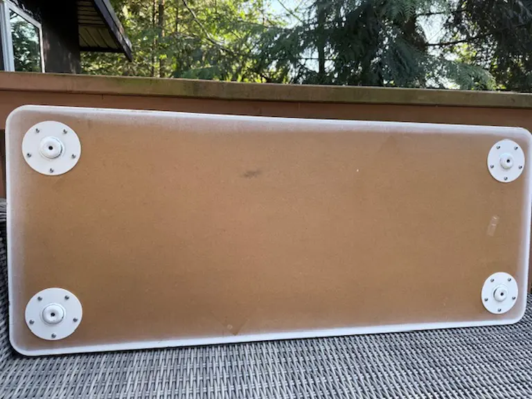 家具を日陰で乾かしている様子