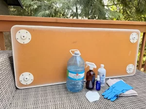 家具のカビ掃除に使った自然素材の道具と掃除後のデスク