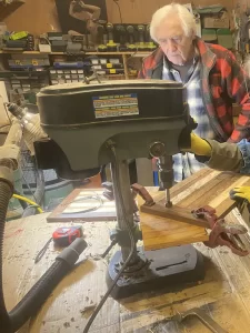 持ち手の穴を開けている作業の様子