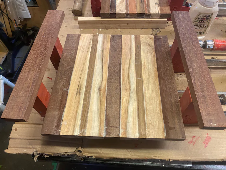 クランプで接着中のまな板