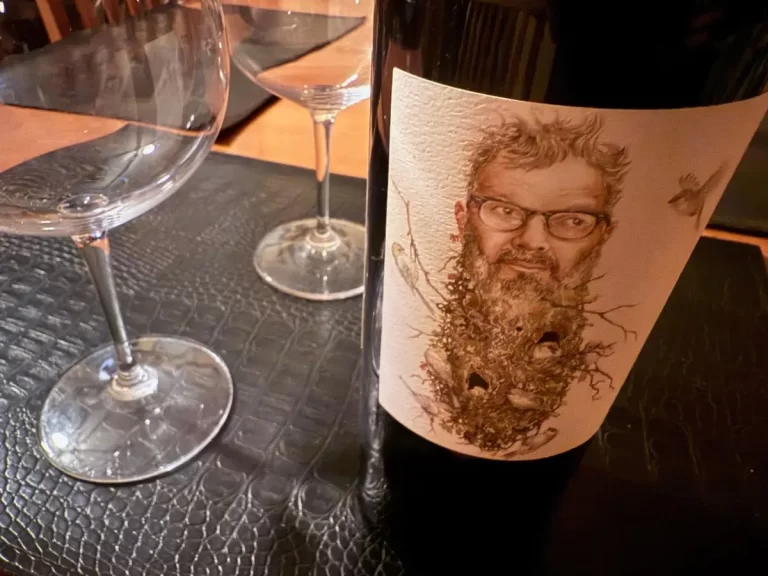 The Hatchのワインボトルとグラス