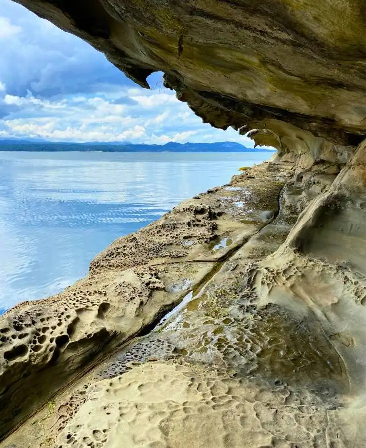 ひとときの想いを映す、記憶に残るような静かな海と風化した岩の風景