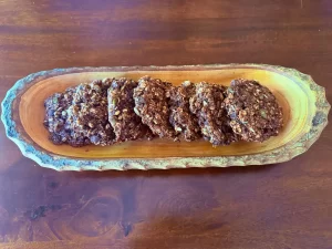 自家製の安心おやつクッキーが木のトレイに並べられている様子