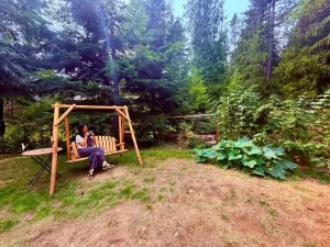 自然と暮らす島暮らしVlogのワンシーン。庭のスウィングに座り朝を過ごす様子