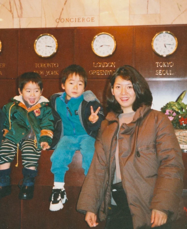 1997年、カナダへ到着したばかりの母子3人。ホテルのロビーにて。