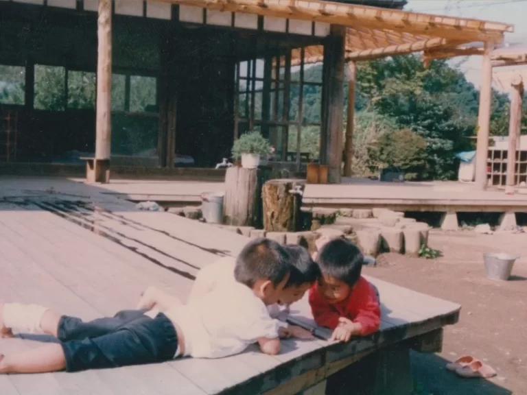 埼玉県桶川の自然保育園で、裸足になって縁側で遊ぶ子供たち。